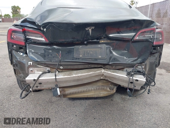 2019 Tesla Model 3 Mid Range z VIN 5YJ3E1EA4KF361967, wystawiony jako IAAI lot #42261724 z przebiegiem 89 902 mil mil oraz . Historia ofert i sprzedaży dostępna na DreamBid. Obrazek 6.