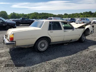 1985 Oldsmobile Delta Royale z VIN 1G3BN69Y8FY384593, wystawiony jako Copart lot #62885694 z przebiegiem Nie podano mil oraz Szkody całkowita. Historia ofert i sprzedaży dostępna na DreamBid. Obrazek 3.