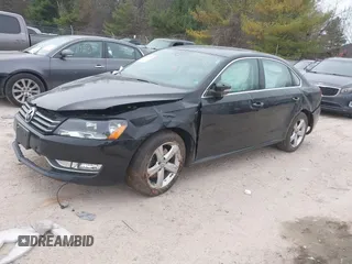 2015 Volkswagen Passat Limited Edition Edition z VIN 1VWAT7A31FC118947, wystawiony jako IAAI lot #41947890 z przebiegiem 156 435 mil mil oraz . Historia ofert i sprzedaży dostępna na DreamBid. Obrazek 2.