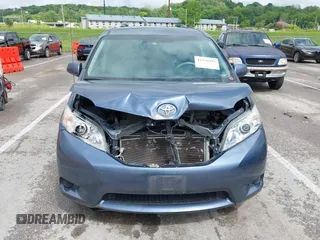 2013 Toyota Sienna LE AAS z VIN 5TDKK3DC5DS378455, wystawiony jako IAAI lot #42236993 z przebiegiem 115 760 mil mil oraz . Historia ofert i sprzedaży dostępna na DreamBid. Obrazek 12.