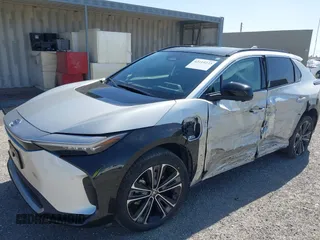 2023 Toyota bZ4X XLE z VIN JTMAAAAA6PA015170, wystawiony jako IAAI lot #42119233 z przebiegiem 64 284 mil mil oraz . Historia ofert i sprzedaży dostępna na DreamBid. Obrazek 19.