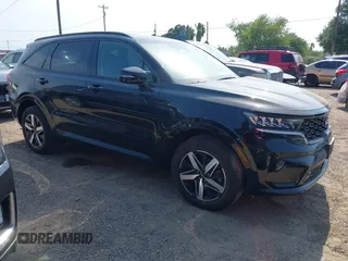 2023 Kia Sorento EX z VIN 5XYRH4LF7PG238231, wystawiony jako IAAI lot #42137368 z przebiegiem 21 447 mil mil oraz . Historia ofert i sprzedaży dostępna na DreamBid. Obrazek 1.