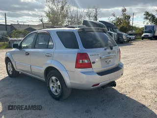 2007 Kia Sorento LX z VIN KNDJD736275693488, wystawiony jako Copart lot #86608024 z przebiegiem 234 513 mil mil oraz Czysty tytuł • Clean title. Historia ofert i sprzedaży dostępna na DreamBid. Obrazek 3.