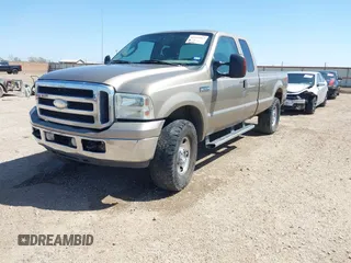 2006 Ford F-250 XL z VIN 1FTSX21546ED26258, wystawiony jako IAAI lot #41955012 z przebiegiem 186 711 mil mil oraz . Historia ofert i sprzedaży dostępna na DreamBid. Obrazek 17.