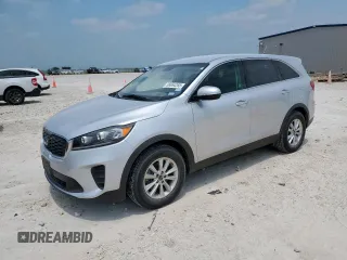 2019 Kia Sorento LX z VIN 5XYPG4A5XKG558737, wystawiony jako Copart lot #56864265 z przebiegiem 99 633 mil mil oraz Czysty tytuł • Clean title. Historia ofert i sprzedaży dostępna na DreamBid. Obrazek 1.