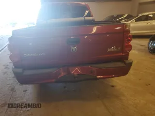 2008 Dodge Dakota SXT z VIN 1D7HW38K18S581829, wystawiony jako Copart lot #76459194 z przebiegiem 197 406 mil mil oraz Czysty tytuł • Clean title. Historia ofert i sprzedaży dostępna na DreamBid. Obrazek 6.