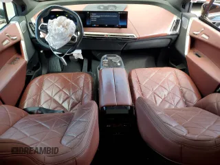 2022 BMW iX xDrive50 z VIN WB523CF04NCK19635, wystawiony jako Copart lot #44999765 z przebiegiem 28 141 mil mil oraz Szkoda całkowita • Salvage title. Historia ofert i sprzedaży dostępna na DreamBid. Obrazek 8.