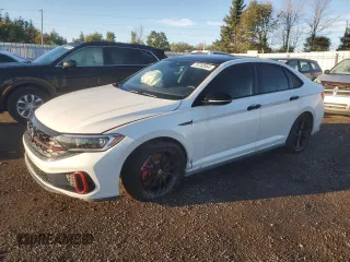 2024 Volkswagen Jetta GLI 40th Anniversary Edition z VIN 3VW9T7BU7RM041921, wystawiony jako Copart lot #70782064 z przebiegiem 5 438 mil mil oraz Czysty tytuł • Clean title. Historia ofert i sprzedaży dostępna na DreamBid. Obrazek 1.
