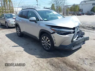 2022 Toyota Corolla Cross XLE z VIN 7MUEAABG1NV020142, wystawiony jako IAAI lot #41925148 z przebiegiem 36 047 mil mil oraz . Historia ofert i sprzedaży dostępna na DreamBid. Obrazek 1.