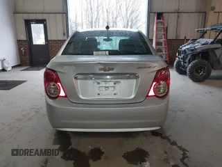 2016 Chevrolet Sonic LT z VIN 1G1JC5SH0G4138189, wystawiony jako IAAI lot #41732801 z przebiegiem 160 903 mil mil oraz . Historia ofert i sprzedaży dostępna na DreamBid. Obrazek 16.