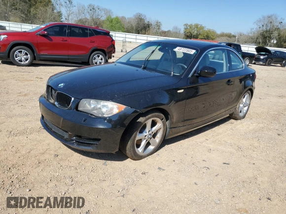 2011 BMW 1 Series 128i z VIN WBAUP9C52BVL90000, wystawiony jako Copart lot #48722805 z przebiegiem Nie podano mil oraz Szkody całkowita. Historia ofert i sprzedaży dostępna na DreamBid. Obrazek 1.
