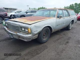 1984 Chevrolet Caprice z VIN 2G1AN35H3E9181574, wystawiony jako IAAI lot #42374841 z przebiegiem 109 435 mil mil oraz . Historia ofert i sprzedaży dostępna na DreamBid. Obrazek 2.