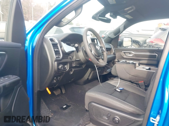 2025 Ram 1500 Big Horn z VIN 1C6RRFFG5SN516145, wystawiony jako IAAI lot #41040685 z przebiegiem 5 125 mil mil oraz . Historia ofert i sprzedaży dostępna na DreamBid. Obrazek 5.