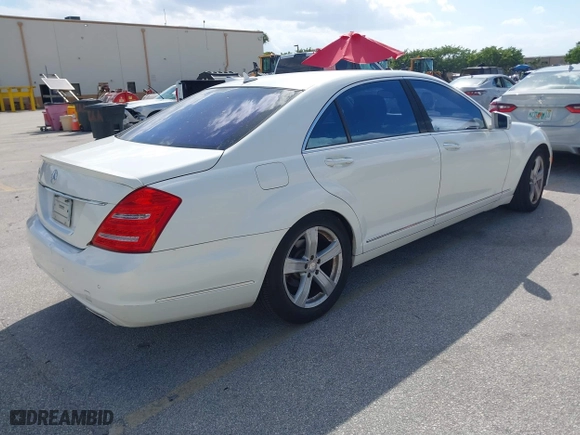 2010 Mercedes-Benz S-Class S 550 with VIN WDDNG7BB6AA333698, listed as a IAAI auction lot 41721324 with 212,814 mi miles. Bid and sale history available at carsss.com. Image 4.