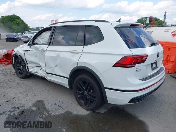 2022 Volkswagen Tiguan SE R-Line Black z VIN 3VVCB7AX3NM009759, wystawiony jako IAAI lot #39075158 z przebiegiem 51 572 mil mil oraz . Historia ofert i sprzedaży dostępna na DreamBid. Obrazek 3.