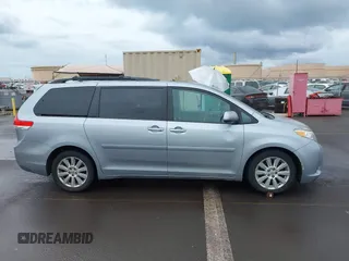 2012 Toyota Sienna XLE AAS z VIN 5TDYK3DC1CS192310, wystawiony jako IAAI lot #41379303 z przebiegiem 119 524 mil mil oraz . Historia ofert i sprzedaży dostępna na DreamBid. Obrazek 13.