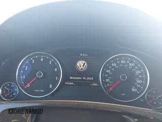 2017 Volkswagen Touareg Wolfsburg Edition z VIN WVGRF7BP1HD004308, wystawiony jako IAAI lot #41860019 z przebiegiem 74 044 mil mil oraz . Historia ofert i sprzedaży dostępna na DreamBid. Obrazek 7.