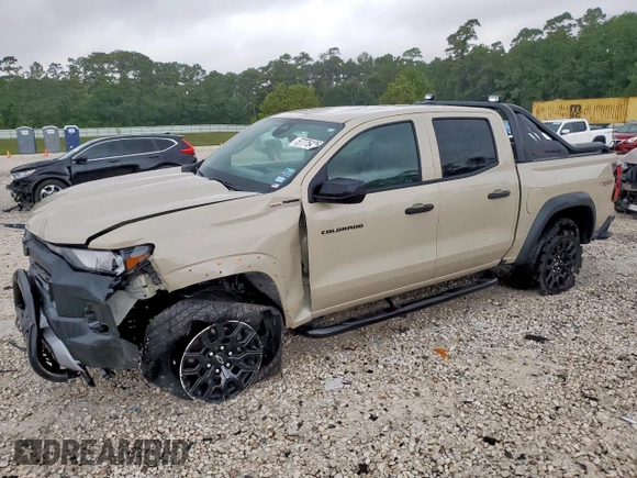 2024 Chevrolet Colorado 4WD Trail Boss z VIN 1GCPTEEK0R1118182, wystawiony jako Copart lot #57775425 z przebiegiem 2 590 mil mil oraz Szkoda całkowita • Salvage title. Historia ofert i sprzedaży dostępna na DreamBid. Obrazek 1.