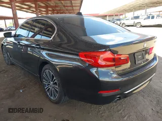 2019 BMW 5 Series 530i z VIN WBAJA5C52KWW20562, wystawiony jako IAAI lot #42075298 z przebiegiem Nie podano mil oraz . Historia ofert i sprzedaży dostępna na DreamBid. Obrazek 3.