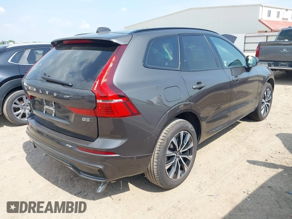 2025 Volvo XC60 Plus z VIN YV4M12RC0S1172417, wystawiony jako IAAI lot #42438854 z przebiegiem 2 853 mil mil oraz . Historia ofert i sprzedaży dostępna na DreamBid. Obrazek 4.