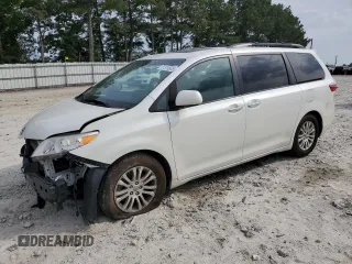2016 Toyota Sienna XLE z VIN 5TDYK3DC3GS730639, wystawiony jako Copart lot #57379935 z przebiegiem 105 323 mil mil oraz Szkoda całkowita • Salvage title. Historia ofert i sprzedaży dostępna na DreamBid. Obrazek 1.
