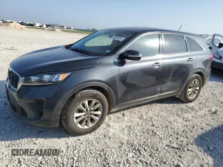 2020 Kia Sorento LX z VIN 5XYPG4A35LG671902, wystawiony jako Copart lot #49855845 z przebiegiem 94 537 mil mil oraz Czysty tytuł • Clean title. Historia ofert i sprzedaży dostępna na DreamBid. Obrazek 1.