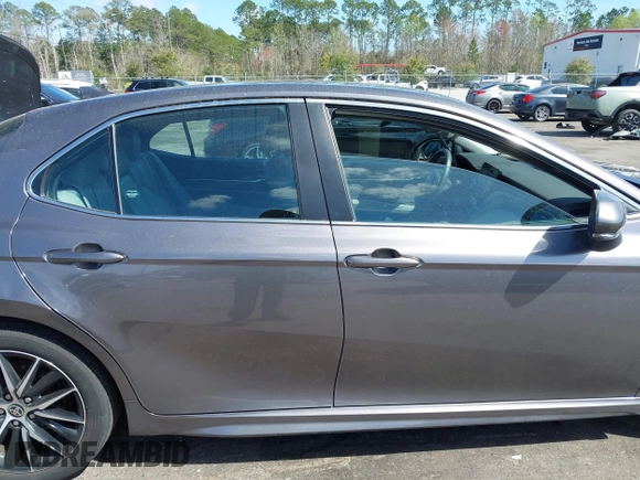 2023 Toyota Camry SE z VIN 4T1G11BK8PU080789, wystawiony jako IAAI lot #41706858 z przebiegiem 48 052 mil mil oraz . Historia ofert i sprzedaży dostępna na DreamBid. Obrazek 13.