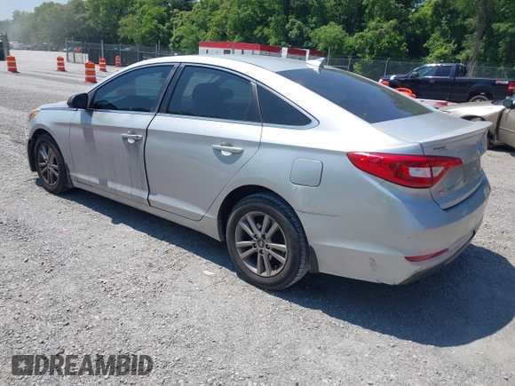 2015 Hyundai Sonata SE z VIN 5NPE24AF4FH082871, wystawiony jako IAAI lot #42415481 z przebiegiem 174 532 mil mil oraz . Historia ofert i sprzedaży dostępna na DreamBid. Obrazek 3.