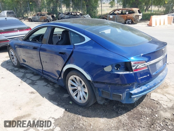 2017 Tesla Model S 100D z VIN 5YJSA1E20HF208771, wystawiony jako IAAI lot #42111317 z przebiegiem 81 919 mil mil oraz . Historia ofert i sprzedaży dostępna na DreamBid. Obrazek 3.