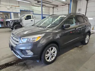 2018 Ford Escape SE z VIN 1FMCU9GD0JUC61682, wystawiony jako Copart lot #59105625 z przebiegiem 85 146 mil mil oraz Czysty tytuł • Clean title. Historia ofert i sprzedaży dostępna na DreamBid. Obrazek 1.