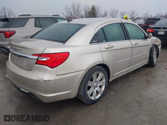 2013 Chrysler 200 Touring with VIN 1C3CCBBB3DN639114, listed as a IAAI auction lot 41891932 with 196,693 mi miles. Bid and sale history available at carsss.com. Image 4.
