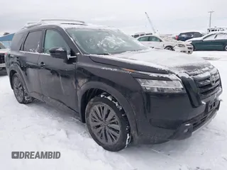 2023 Nissan Pathfinder SL z VIN 5N1DR3CD8PC234091, wystawiony jako IAAI lot #41240920 z przebiegiem 16 965 mil mil oraz . Historia ofert i sprzedaży dostępna na DreamBid. Obrazek 1.