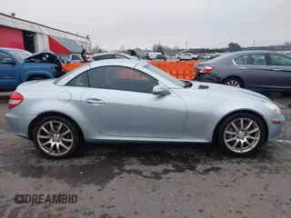 2005 Mercedes-Benz SLK 230/320 z VIN WDBWK56FX5F040781, wystawiony jako IAAI lot #41321130 z przebiegiem 100 319 mil mil oraz . Historia ofert i sprzedaży dostępna na DreamBid. Obrazek 13.
