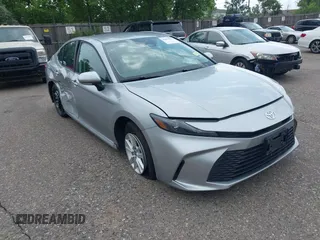 2025 Toyota Camry LE z VIN 4T1DAACK9SU024614, wystawiony jako IAAI lot #42402816 z przebiegiem 21 019 mil mil oraz . Historia ofert i sprzedaży dostępna na DreamBid. Obrazek 1.