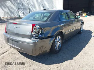 2008 Chrysler 300 C Hemi z VIN 2C3LA63H08H119760, wystawiony jako IAAI lot #41578898 z przebiegiem 240 531 mil mil oraz . Historia ofert i sprzedaży dostępna na DreamBid. Obrazek 4.
