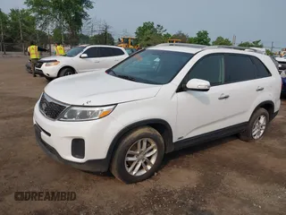 2015 Kia Sorento LX z VIN 5XYKTDA7XFG604872, wystawiony jako IAAI lot #42419997 z przebiegiem 174 676 mil mil oraz . Historia ofert i sprzedaży dostępna na DreamBid. Obrazek 2.