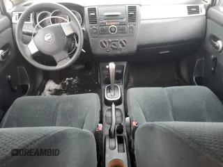 2010 Nissan Versa S z VIN 3N1BC1CP2AL403483, wystawiony jako Copart lot #46394465 z przebiegiem 270 270 mil mil oraz Szkoda całkowita • Salvage title. Historia ofert i sprzedaży dostępna na DreamBid. Obrazek 8.