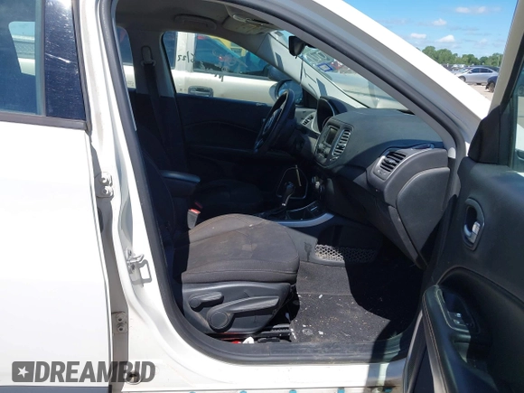 2018 Jeep Compass Sport with VIN 3C4NJCAB3JT263298, listed as a IAAI auction lot 42218194 with 104,604 mi miles and . Bid and sale history available at DreamBid. Image 5.