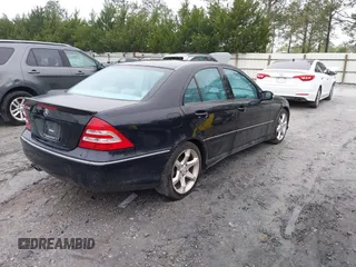 2007 Mercedes-Benz C 230 Sport z VIN WDBRF52H07A921305, wystawiony jako IAAI lot #41957653 z przebiegiem 114 523 mil mil oraz . Historia ofert i sprzedaży dostępna na DreamBid. Obrazek 4.