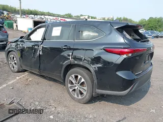 2022 Toyota Highlander XLE with VIN 5TDGZRBH0NS218066, listed as a IAAI auction lot 42461816 with 61,789 mi miles and . Bid and sale history available at DreamBid. Image 3.