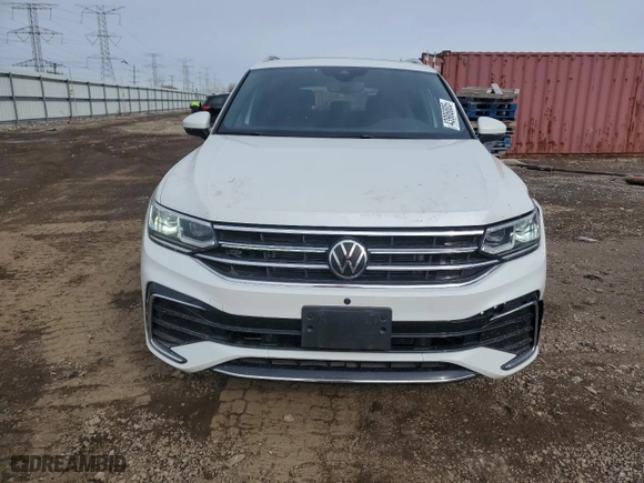 2022 Volkswagen Tiguan SEL R-Line with VIN 3VV4B7AX4NM103217, listed as a Copart auction lot 43906805 with 17,990 mi miles and Salvage Title. Bid and sale history available at carsss.com. Image 5.