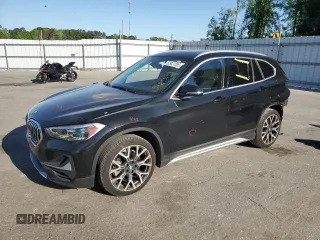 2021 BMW X1 sDrive28i z VIN WBXJG7C02M5U22447, wystawiony jako Copart lot #52927285 z przebiegiem 45 128 mil mil oraz Szkody całkowita. Historia ofert i sprzedaży dostępna na DreamBid. Obrazek 1.