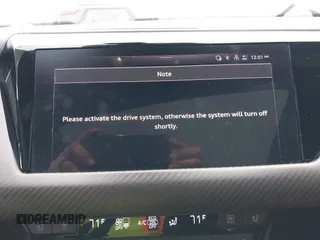 2024 Audi e-tron GT Premium Plus z VIN WAUFJBFW1R7000993, wystawiony jako IAAI lot #41483337 z przebiegiem 9 779 mil mil oraz . Historia ofert i sprzedaży dostępna na DreamBid. Obrazek 19.