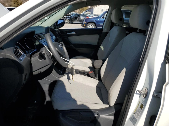 2018 Volkswagen Tiguan S z VIN 3VV0B7AX6JM055941, wystawiony jako Copart lot #47583005 z przebiegiem 99 744 mil mil oraz Szkoda całkowita • Salvage title. Historia ofert i sprzedaży dostępna na DreamBid. Obrazek 7.