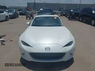 2021 Mazda MX-5 Miata Grand Touring z VIN JM1NDAM71M0457011, wystawiony jako IAAI lot #42427652 z przebiegiem 4 045 mil mil oraz . Historia ofert i sprzedaży dostępna na DreamBid. Obrazek 13.