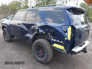 2022 Toyota 4Runner TRD Off Road Premium z VIN JTERU5JR7N6037617, wystawiony jako IAAI lot #42371339 z przebiegiem 35 601 mil mil oraz . Historia ofert i sprzedaży dostępna na DreamBid. Obrazek 3.