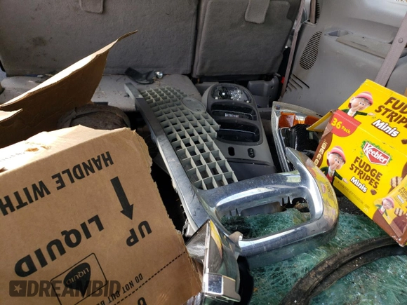 2000 Ford Excursion XLT z VIN 1FMNU41S8YEC60691, wystawiony jako Copart lot #55406265 z przebiegiem Nie podano mil oraz Szkoda całkowita • Salvage title. Historia ofert i sprzedaży dostępna na DreamBid. Obrazek 12.