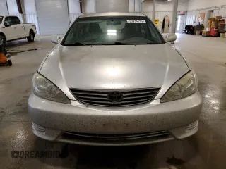 2005 Toyota Camry STD z VIN 4T1BE32K25U070332, wystawiony jako Copart lot #56934795 z przebiegiem 267 925 mil mil oraz Szkoda całkowita • Salvage title. Historia ofert i sprzedaży dostępna na DreamBid. Obrazek 5.