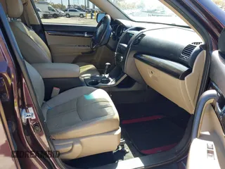 2011 Kia Sorento EX with VIN 5XYKU4A22BG136129, listed as a IAAI auction lot 41739443 with 190,405 mi miles. Bid and sale history available at carsss.com. Image 5.