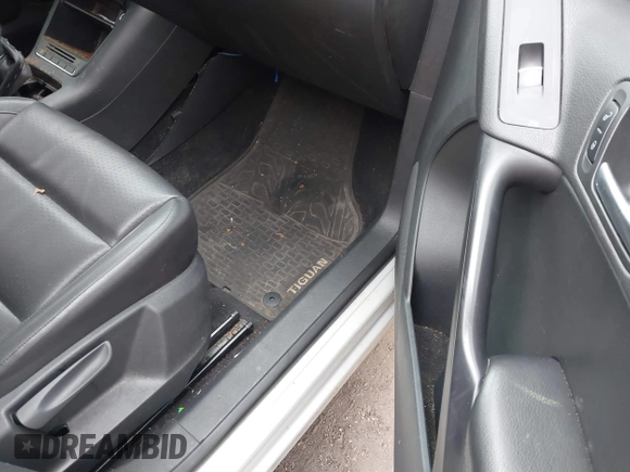 2013 Volkswagen Tiguan SE z VIN WVGBV7AX7DW501335, wystawiony jako IAAI lot #41856816 z przebiegiem 129 615 mil mil oraz . Historia ofert i sprzedaży dostępna na DreamBid. Obrazek 5.